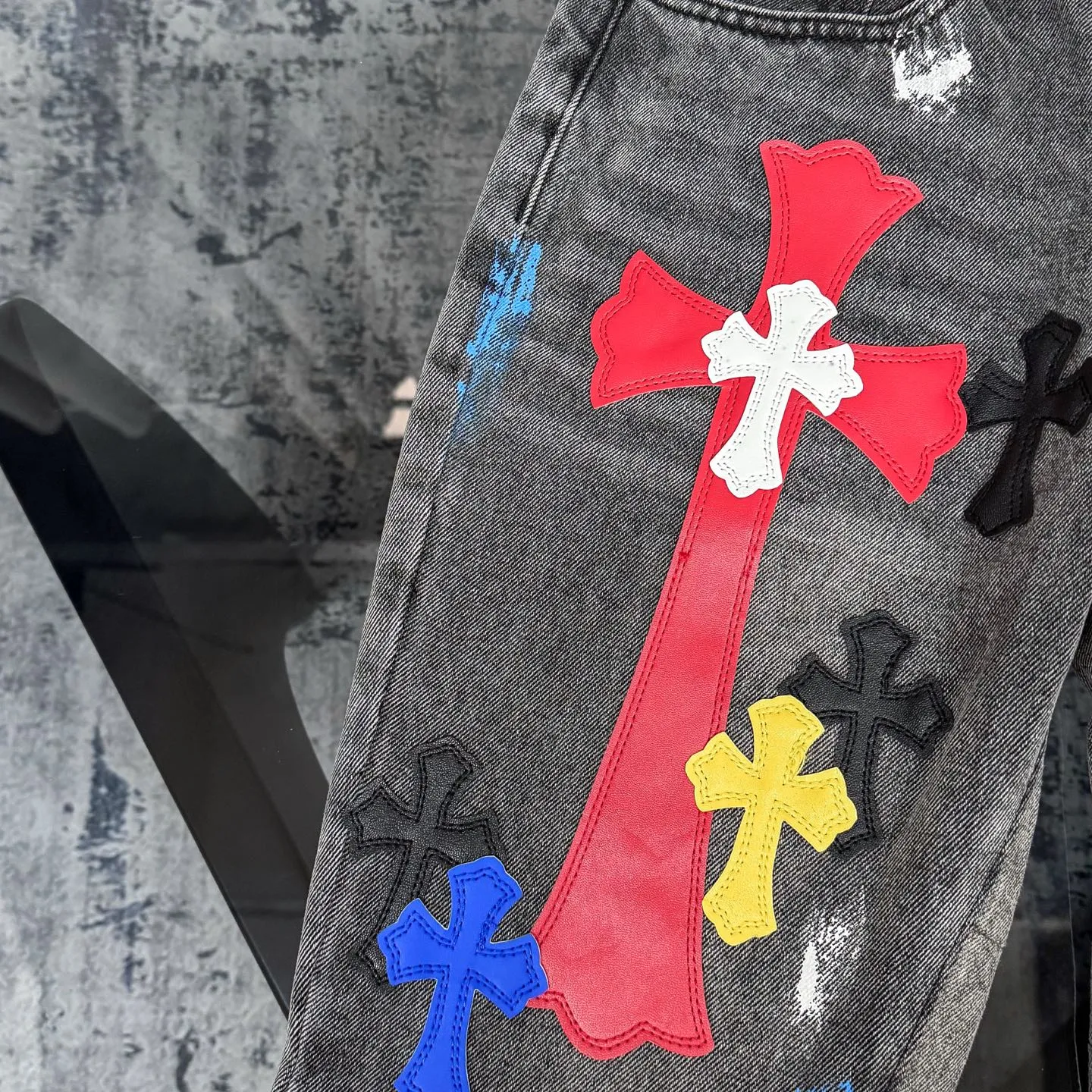 P280 GALLERY DEPT & Chrome Hearts Co-branded colorful leather cross loose washed flared jeans that truly restore the ultimate vintage texture. The original hardware and accessories are washed and other elevators. The QR code analysis is all purchased from the original factory. The degree of restoration is high. You are welcome to compare the products~ Three-dimensional version is loose and comfortable without being too picky about the figure. It looks taller and slimmer. Factory Seiko. Original factory quality control. Same style for men and women. Can be matched with couples. Versatile recommendation. Must-have jeans D332 for all seasons. Trendy people have been disappointed. From the quality selection of fabrics, the tailoring of details, and the matching of patterns, everything is impeccable! The upper body is so handsome when worn...it can be easily worn by men, women and children! The craftsmanship is made of heavy-duty washed pure cotton denim fabric. After washing, it is soft and thick and looks very stylish when worn. Size: 28/30/32/34/36 Waist: 70/75/80/85/90 Knee: 44.5/46/47.5/49/50.5 Pants length: 102/104/106/108/110